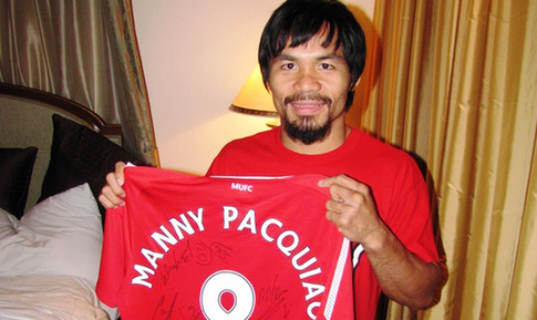 Boxer Manny Pacquiao Poses with the Man United jersey.